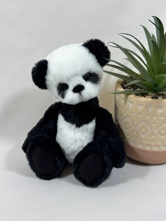 Pandi, panda de collection 20 cm en fausse fourrure noire et blanche, yeux en verre
