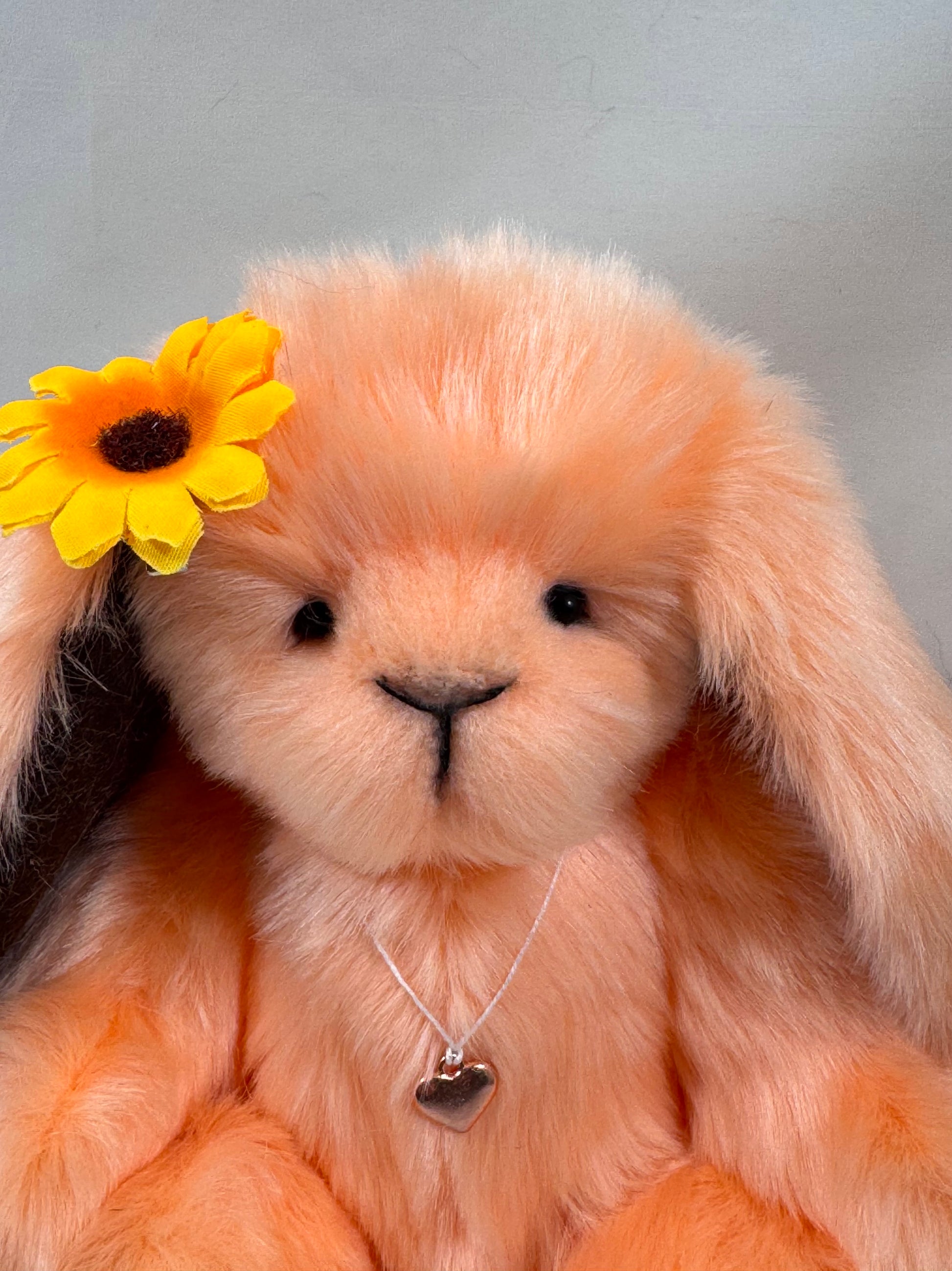 Détail visage lapine en peluche artisanale Coralia yeux noirs expressifs et finition soignée