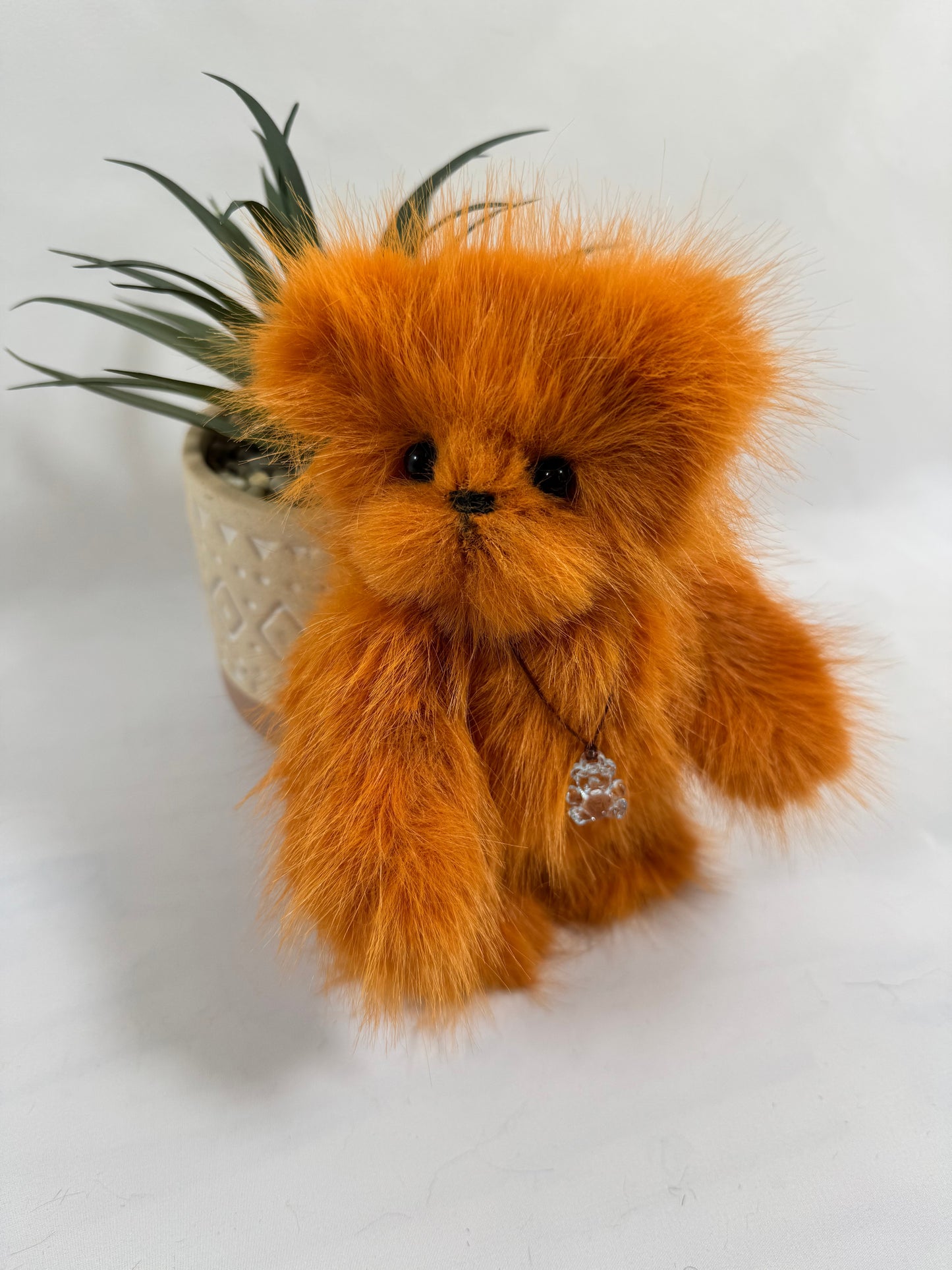 Carotte, ours miniature de 18 cm cousu à la main avec yeux en verre et pendentif