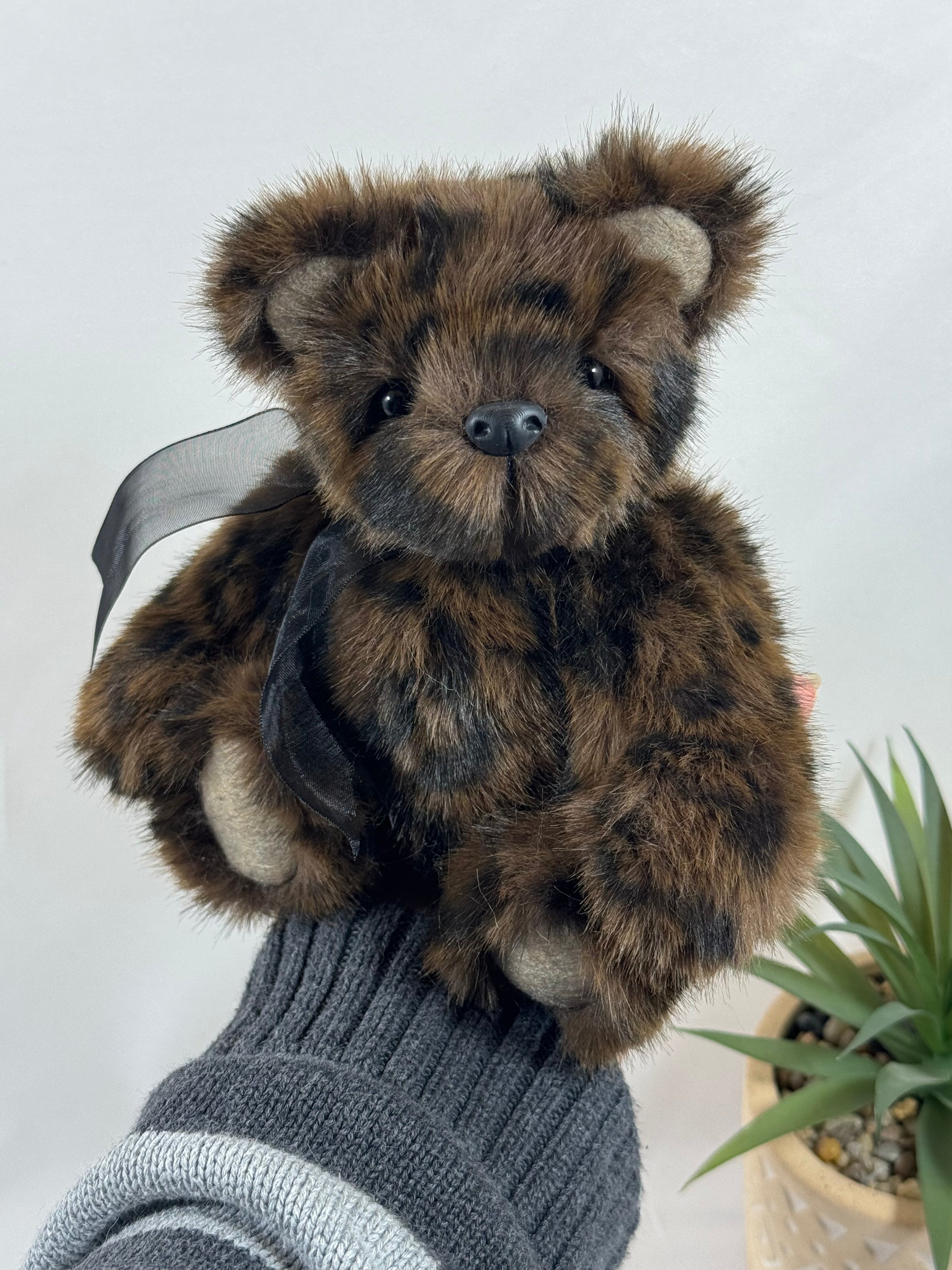 Détail du visage de l’ours de collection Elros avec yeux noirs et nez imprimé