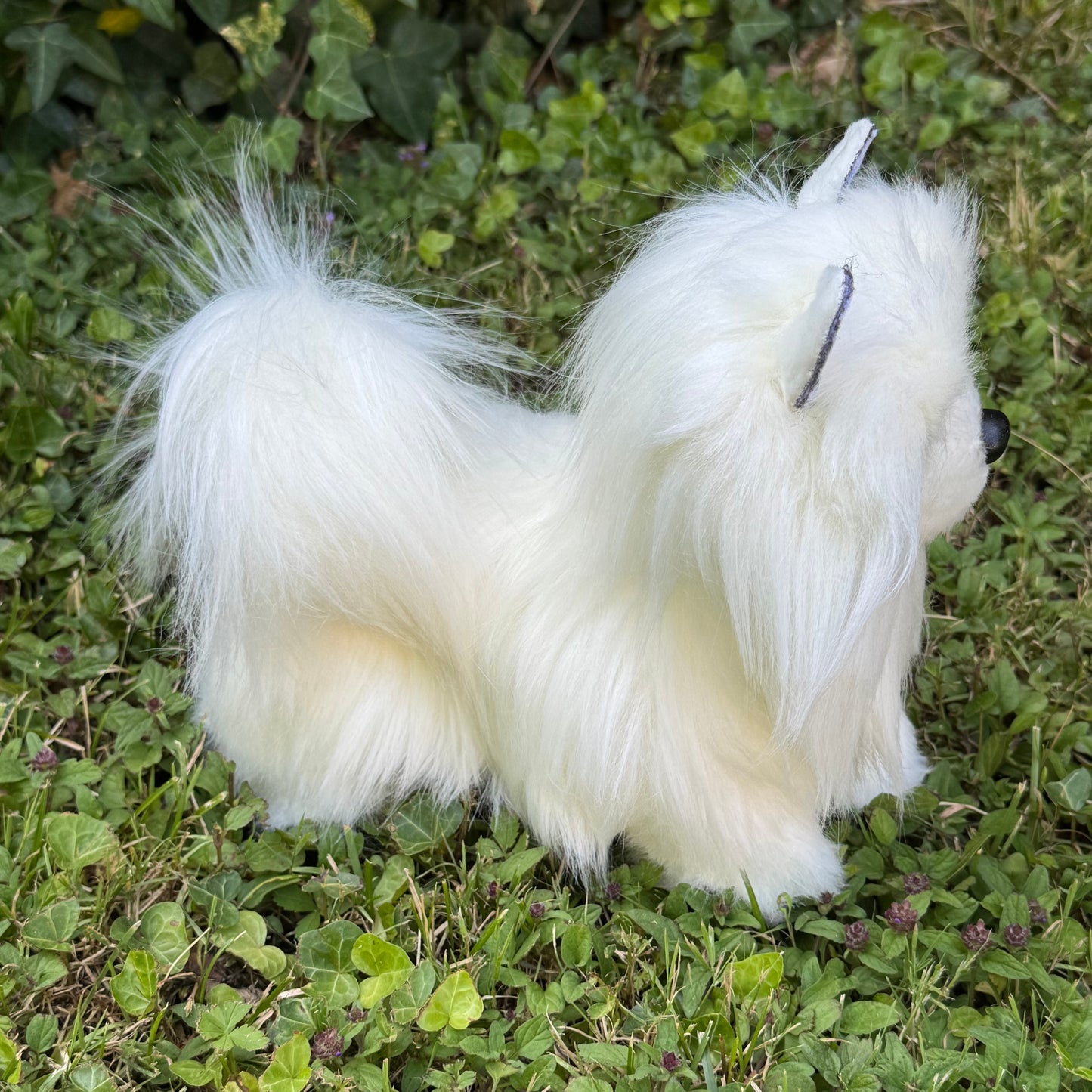 Chien en peluche articulé en fausse fourrure longue et soyeuse