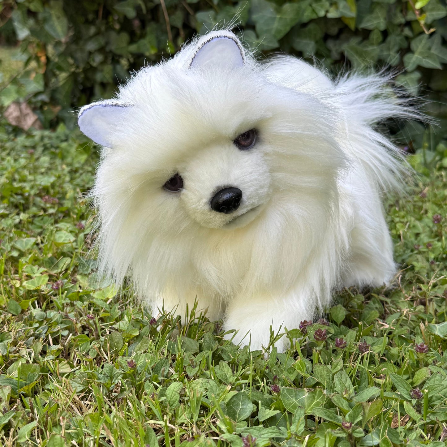 Création textile artisanale : chien Poméranien blanc de luxe
