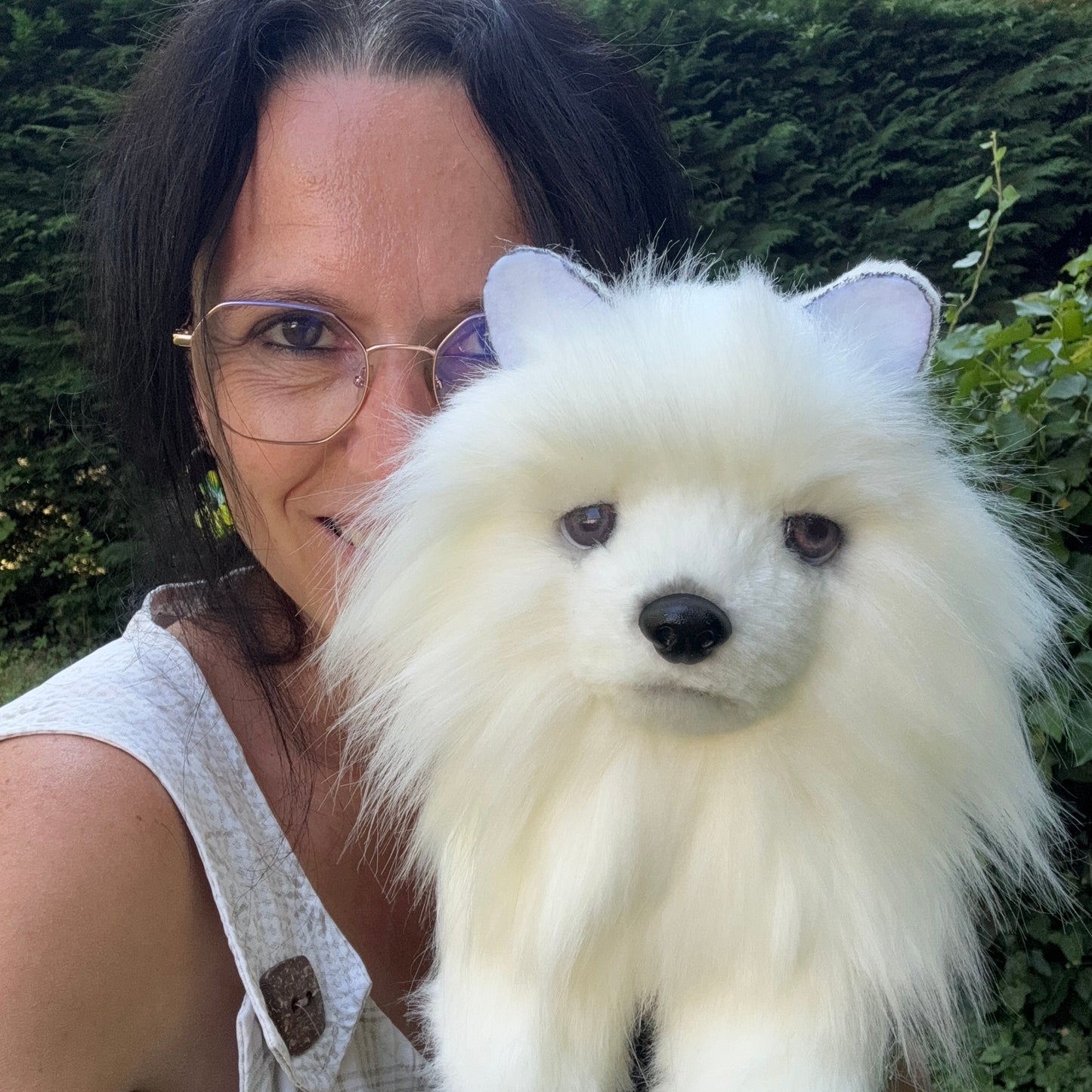 Petit chien en peluche avec médaillon argent gravé et caché