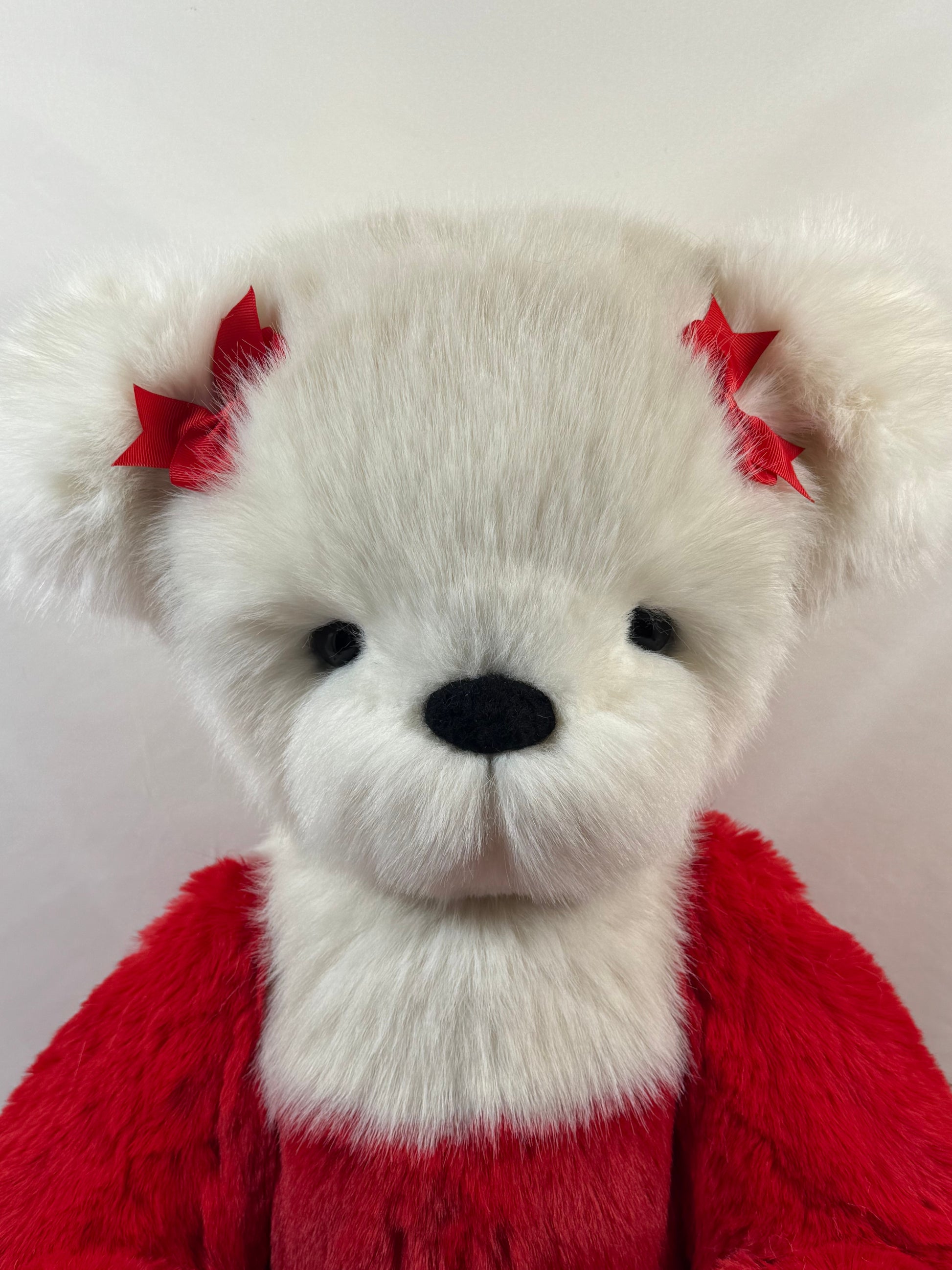 Détail des pattes rouges et articulations à l’ancienne de l’ours Pomme d’Amour