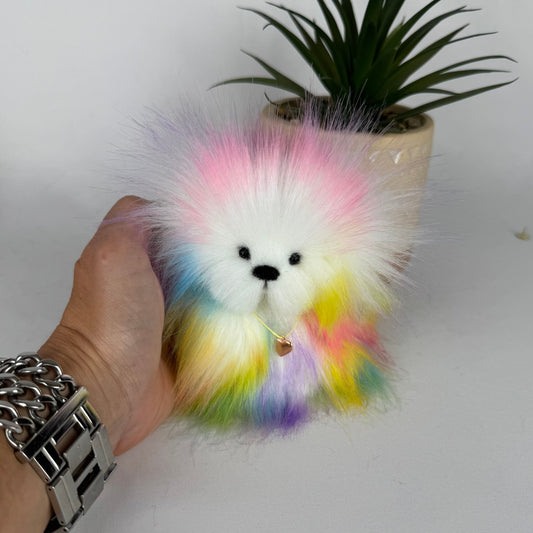 Ours miniature Rainbow articulé en fausse fourrure arc-en-ciel – vue de face