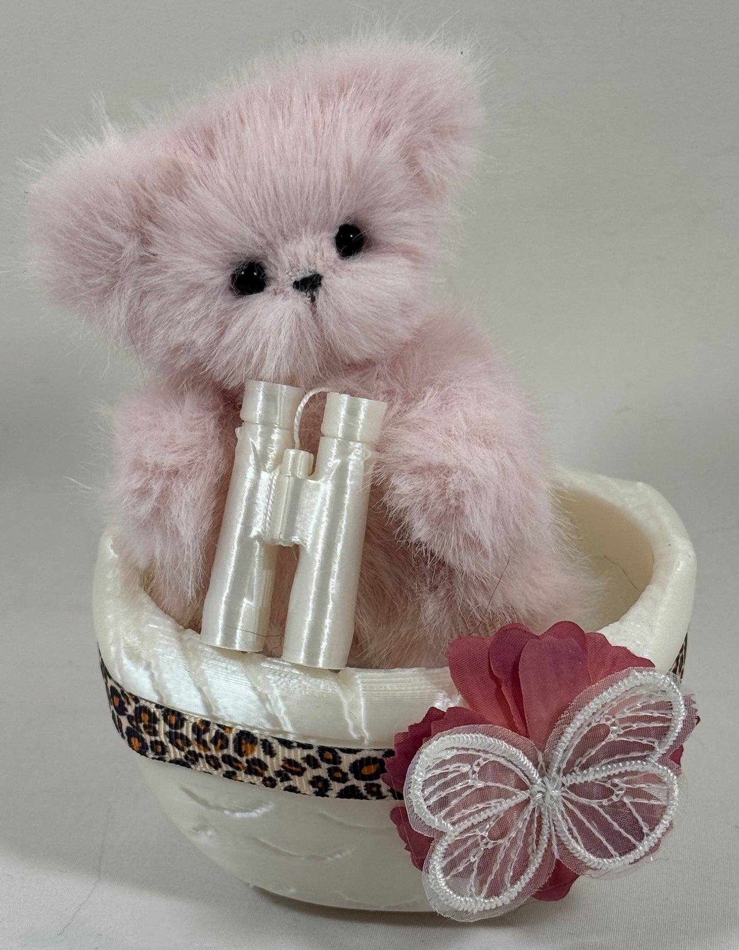 Mini ours de collection 10 cm Rosa avec corbeille – pièce unique artisanale