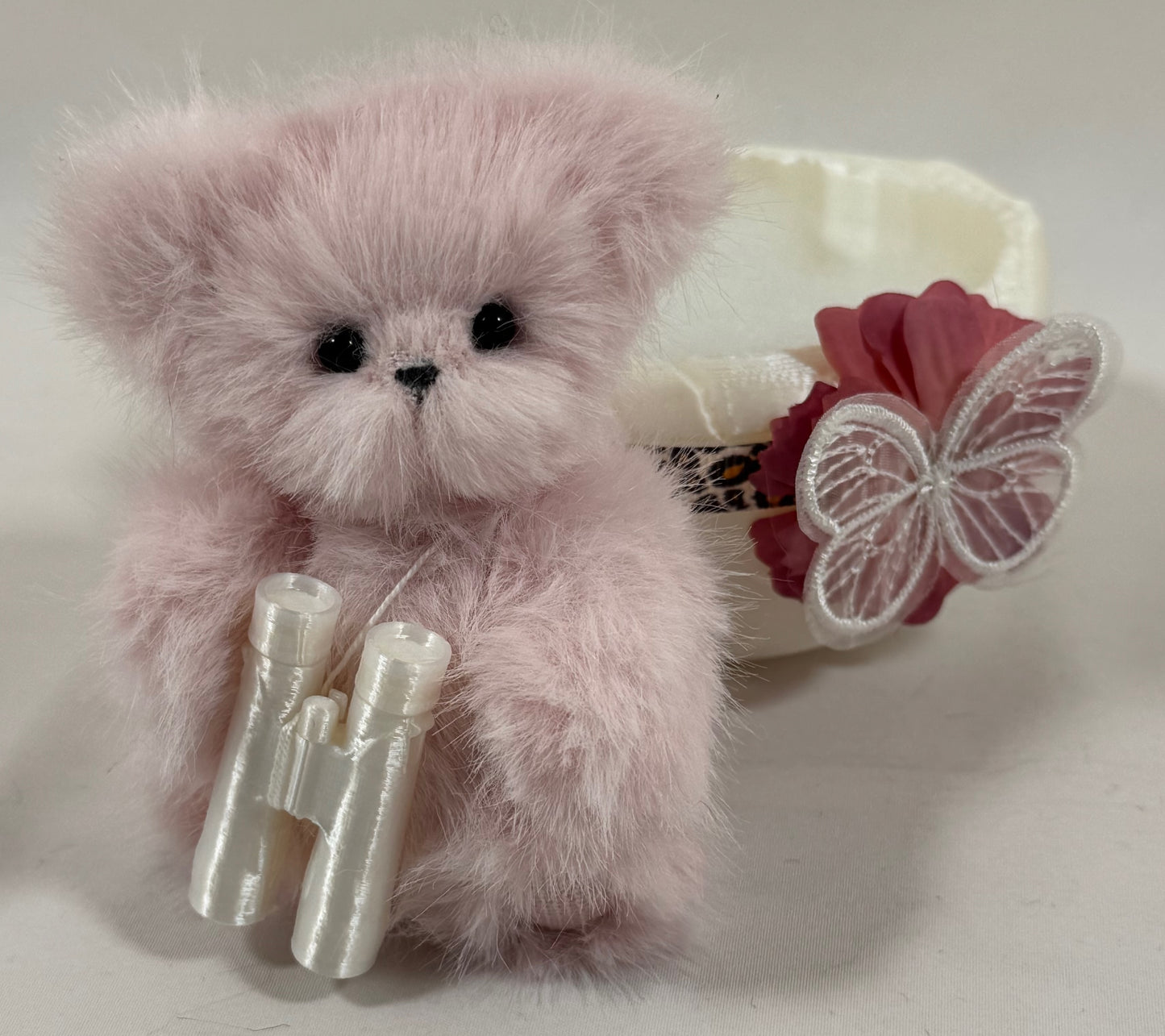 Mini ours de collection 10 cm Rosa avec corbeille – pièce unique artisanale