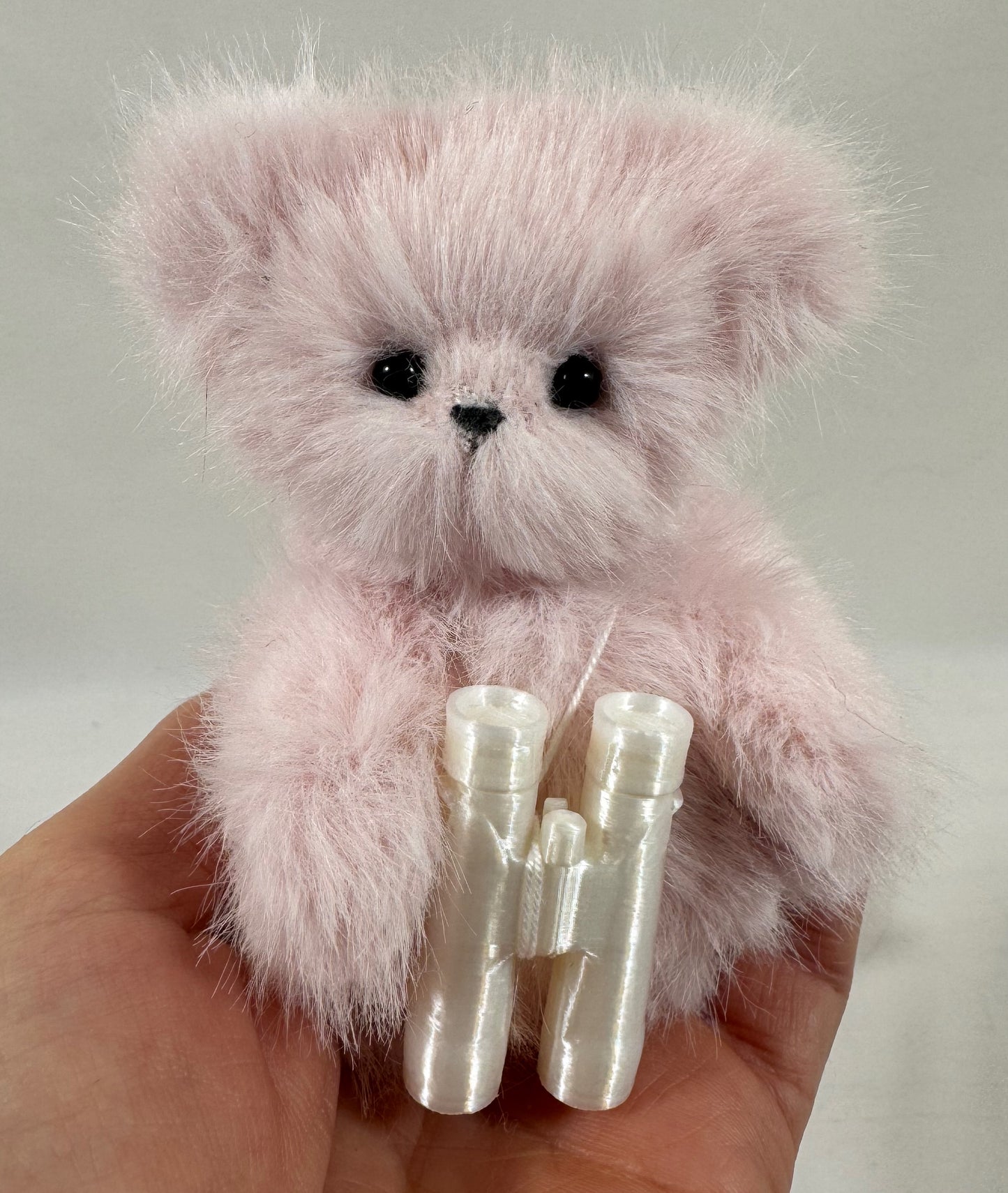 Mini ours de collection 10 cm Rosa avec corbeille – pièce unique artisanale