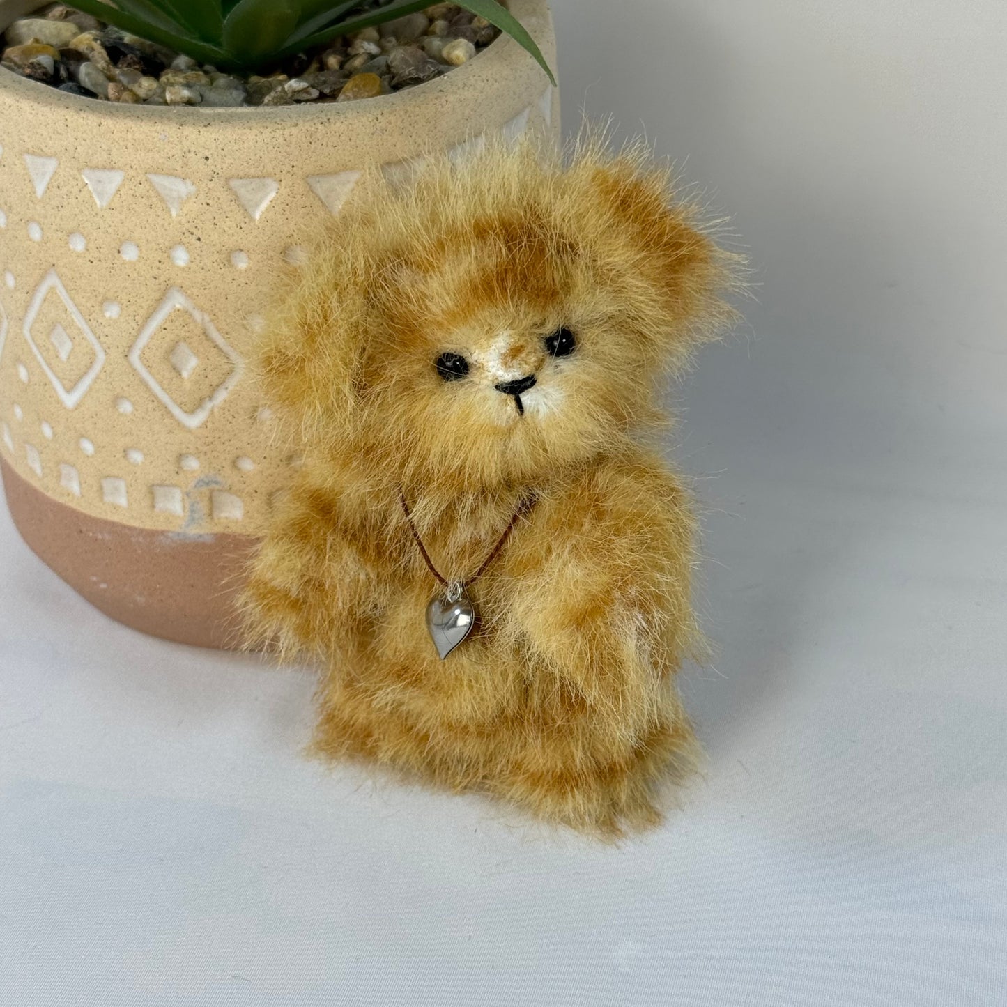🧸 Ours de collection miniature Rouky 10cm – articulé à l’ancienne, yeux de verre, pièce unique