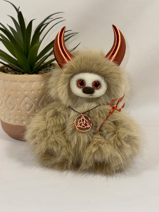 Veloria – Frimousse Démon Articulée 15 cm | Peluche de Collection Artisanale | Cornes Amovibles | Articulation Traditionnelle