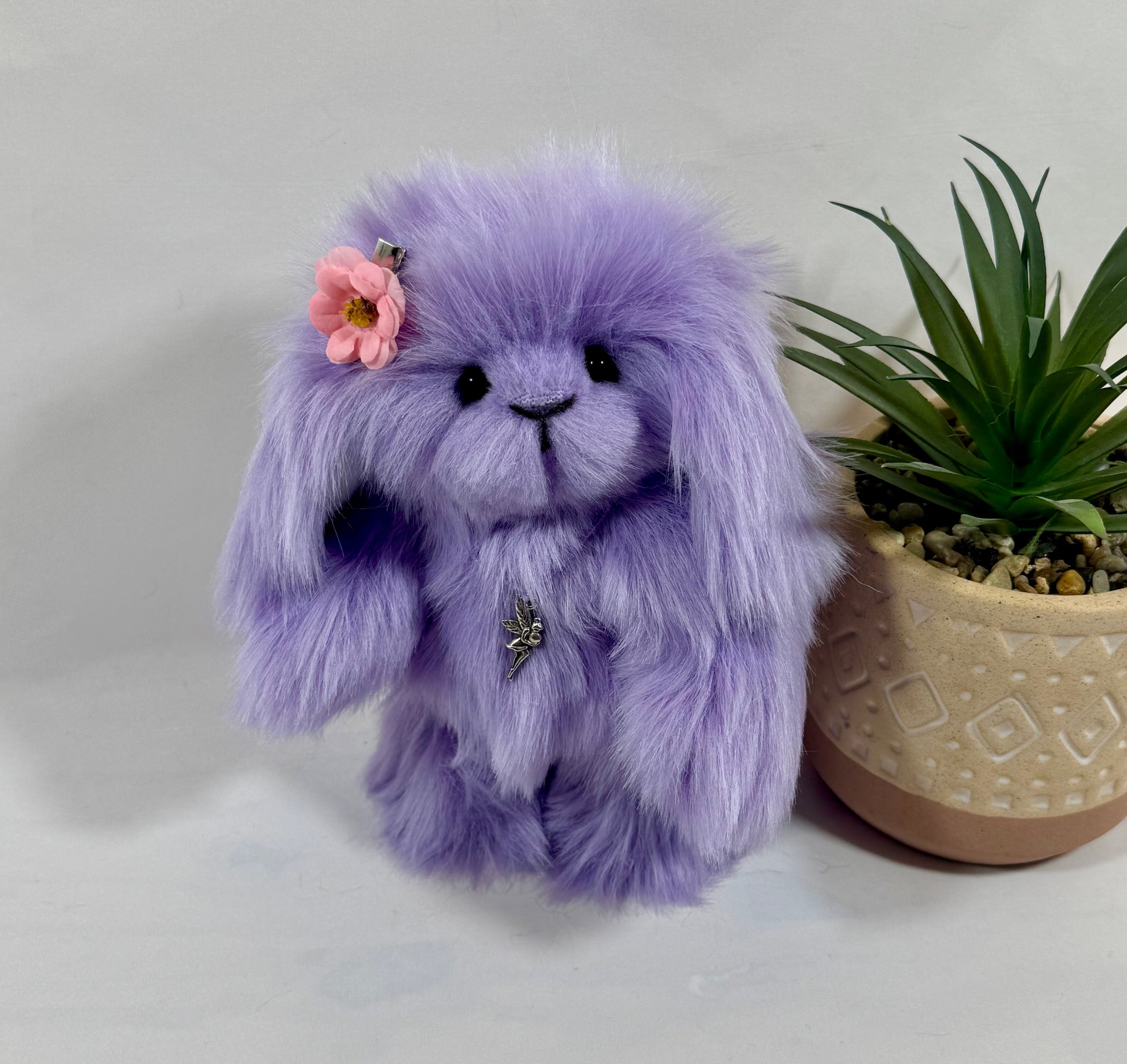 Détail visage lapine articulée Violette avec yeux en verre