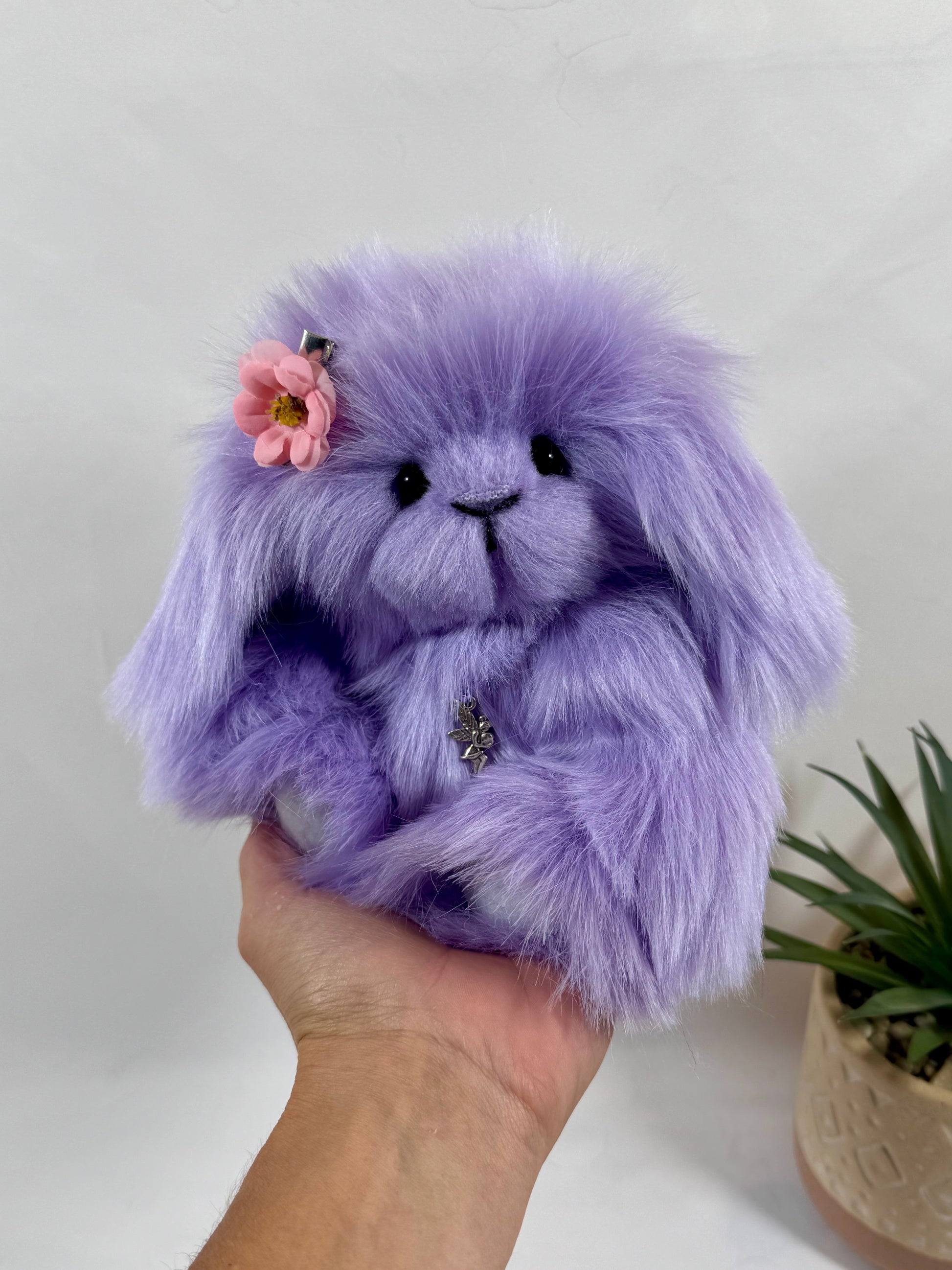 Peluche artisanale Violette avec barrette fleur amovible
