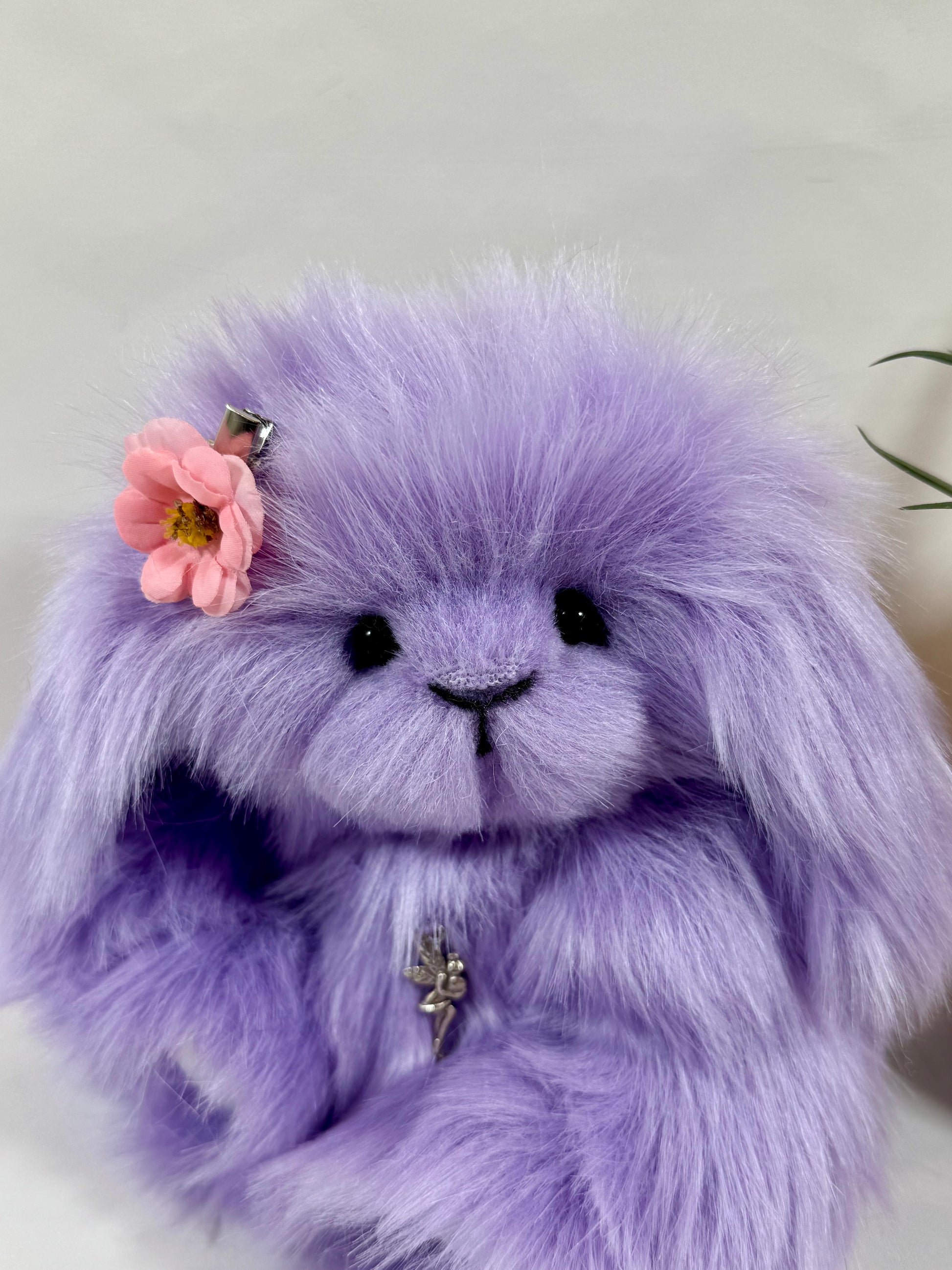 Lapine articulée cousue main Violette avec pendentif et certificat